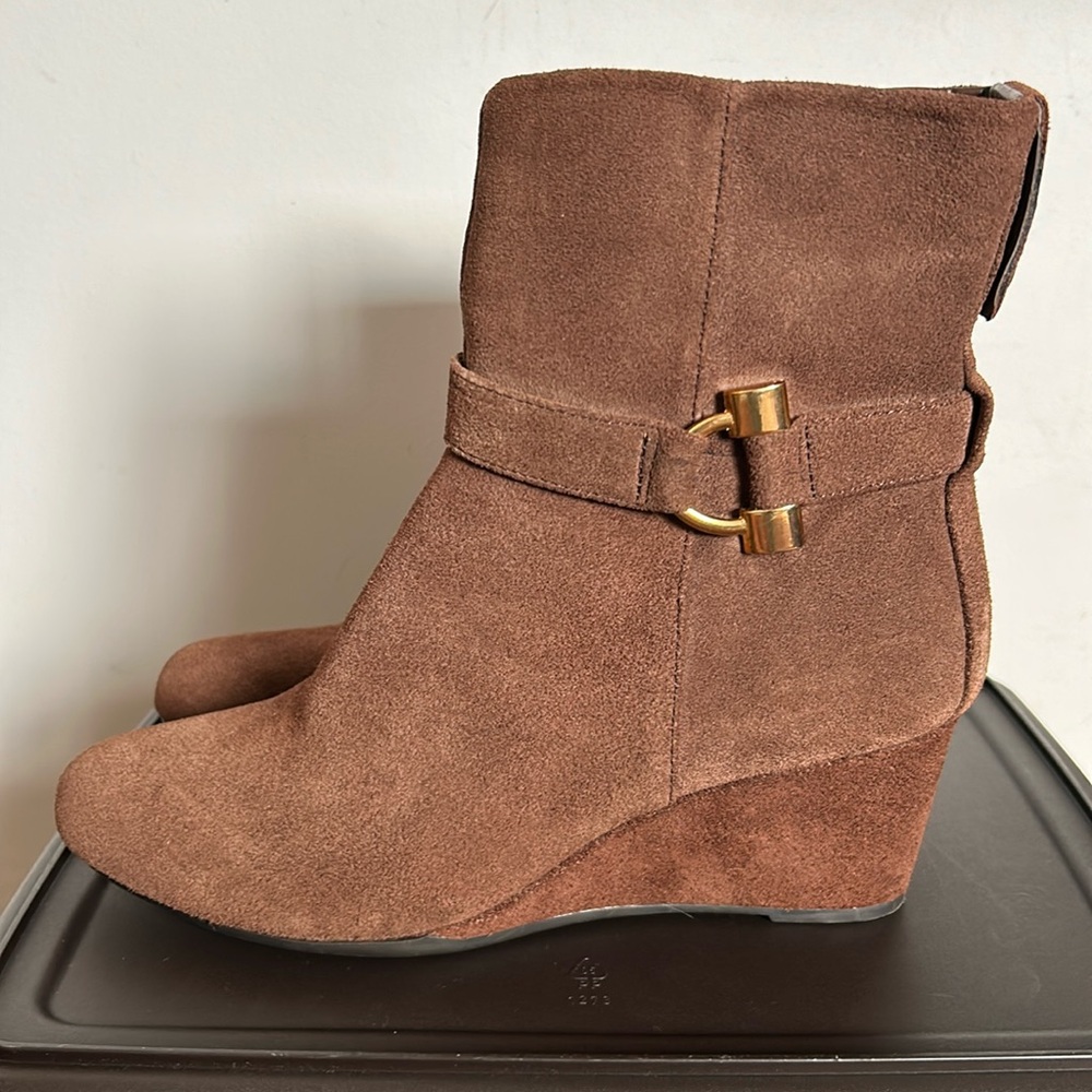 New Bandolino Chestnut brown rich suede wedge booties! Size 6M